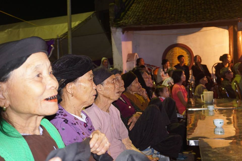 Các cụ bà cao tuổi trong làng